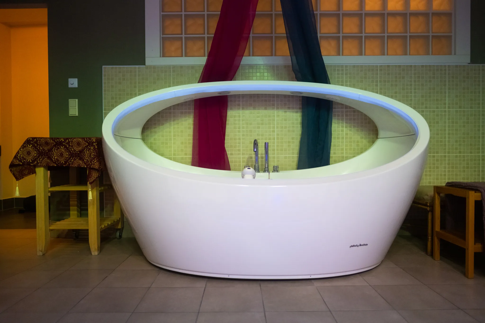 Wellness kád a wellness részlegen.